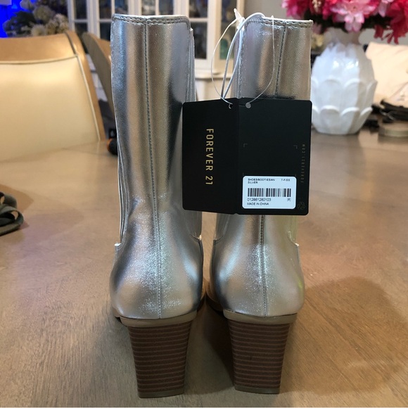 NEW FOREVER21 Silver Metallic Shimmer Cowgirl Western Heel Era Booties Boots - Picture 5 of 6
